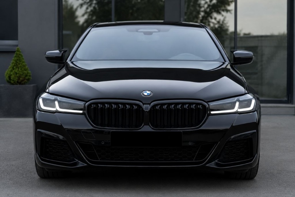 BMW 5 серии с плёнкой SKINGARD PPF — капот без повреждений
