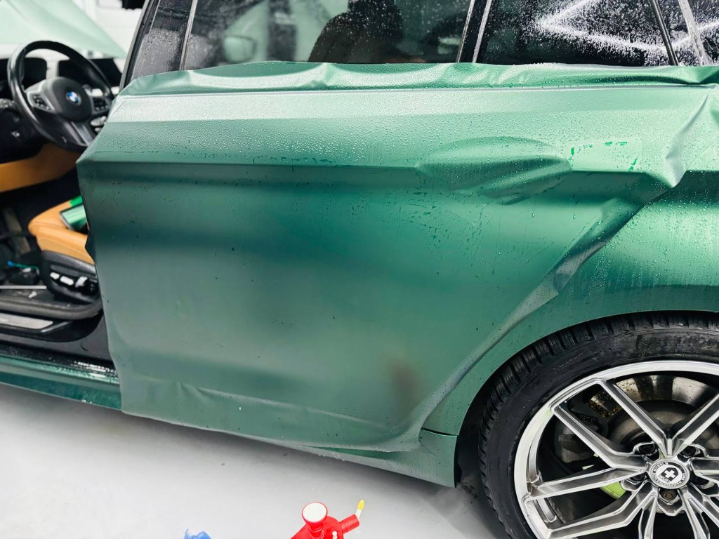 Оклейка боковины BMW при снятой двери