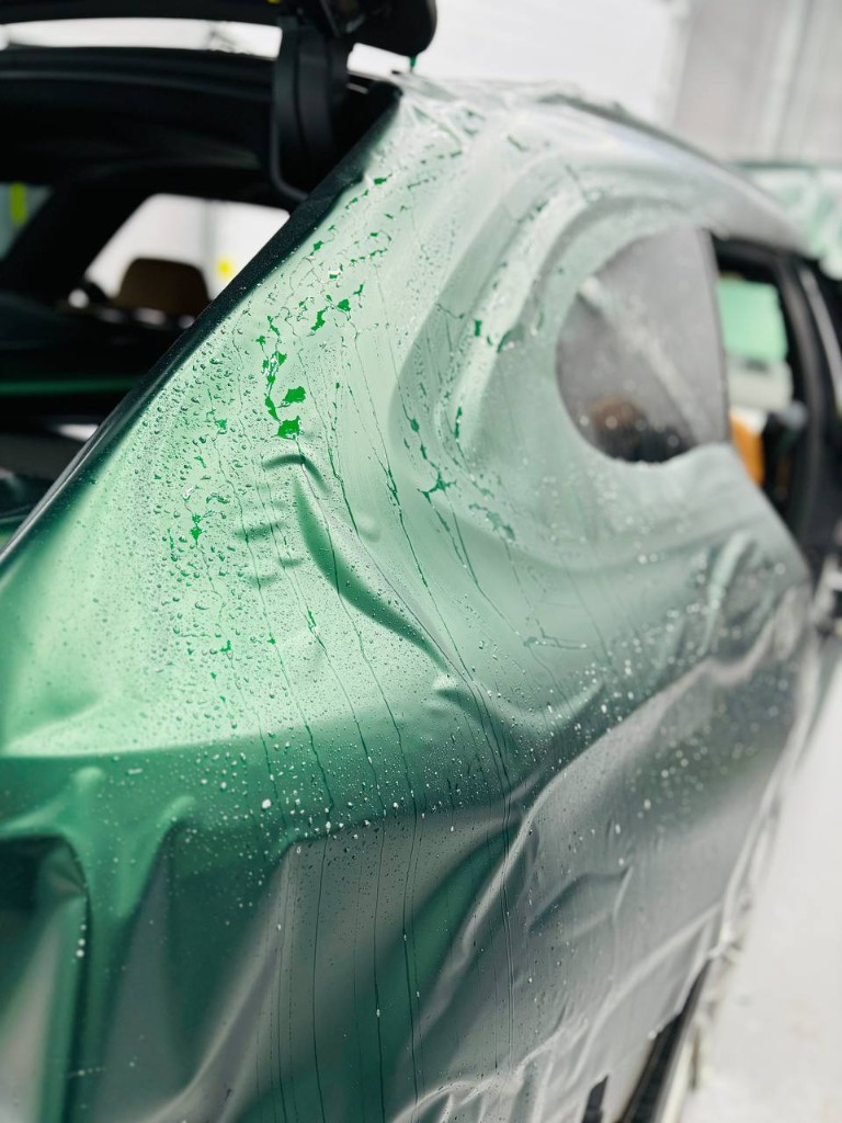 Оклейка заднего крыла BMW плёнкой-хамелеоном