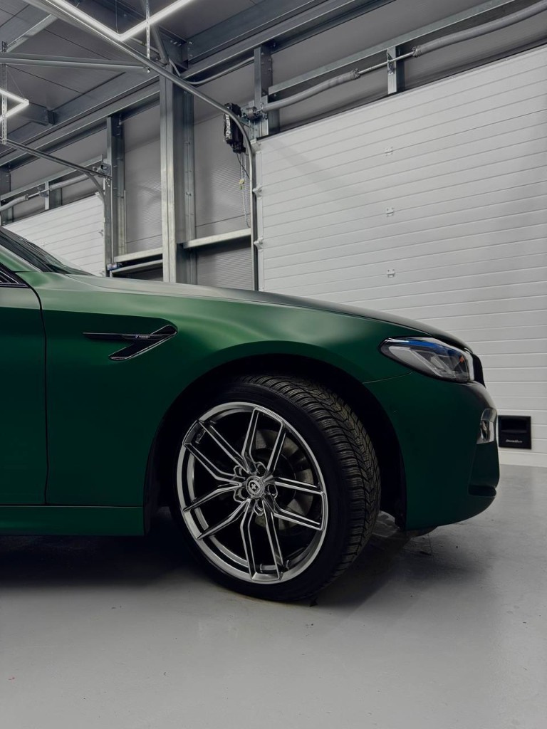 BMW — переднее крыло и колесо в сатиновом зелёном SKINGARD