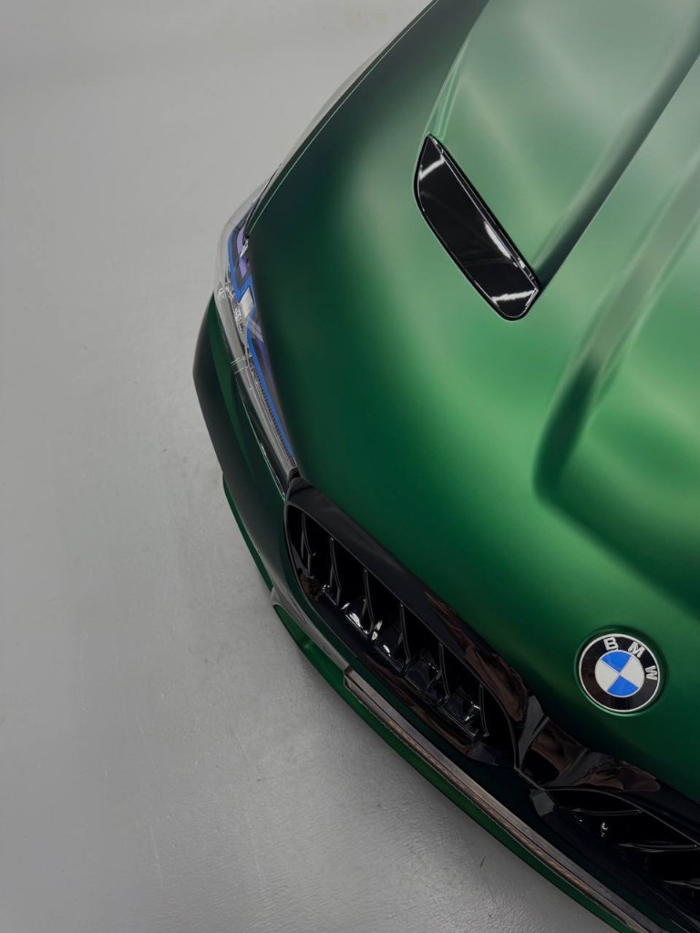 Макро капота BMW с воздухозаборником в сатиновом зелёном