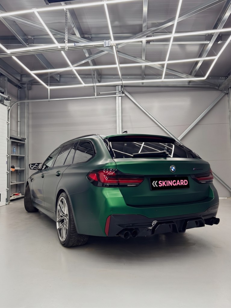 BMW в сатиновом зелёном SKINGARD — вид сзади в студии