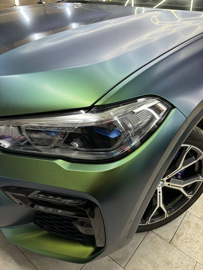 BMW в сатиновом зелёном хамелеоне SKINGARD — 3/4 передняя часть в студии
