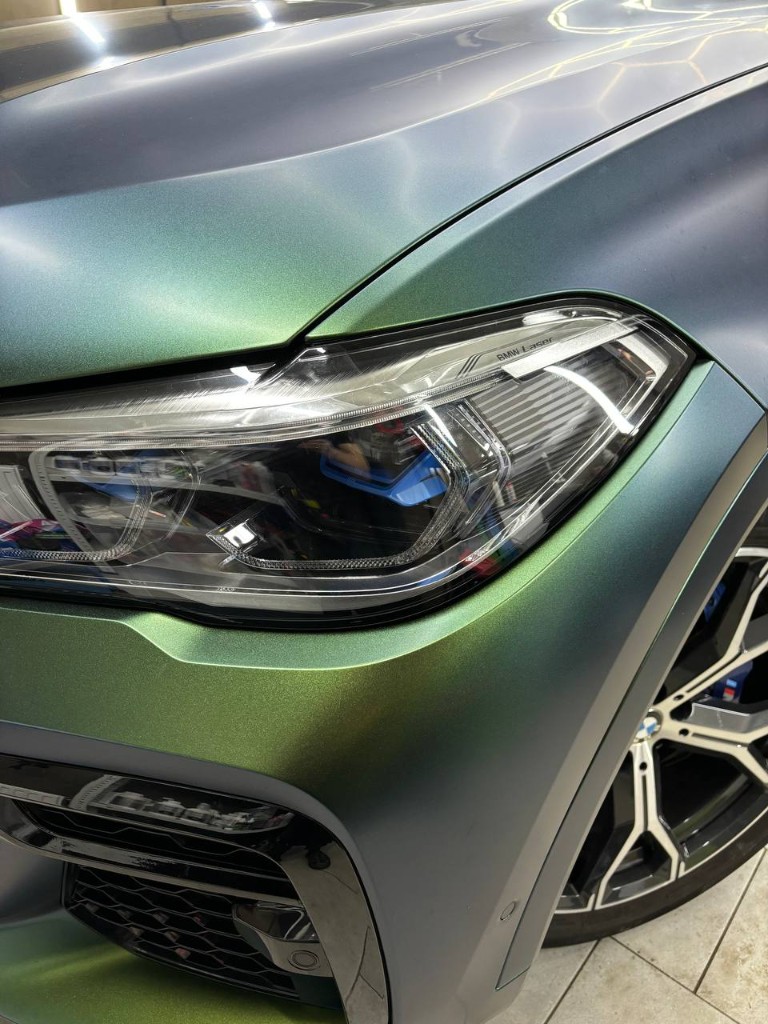 BMW — фара крупным планом, плёнка-хамелеон по контуру