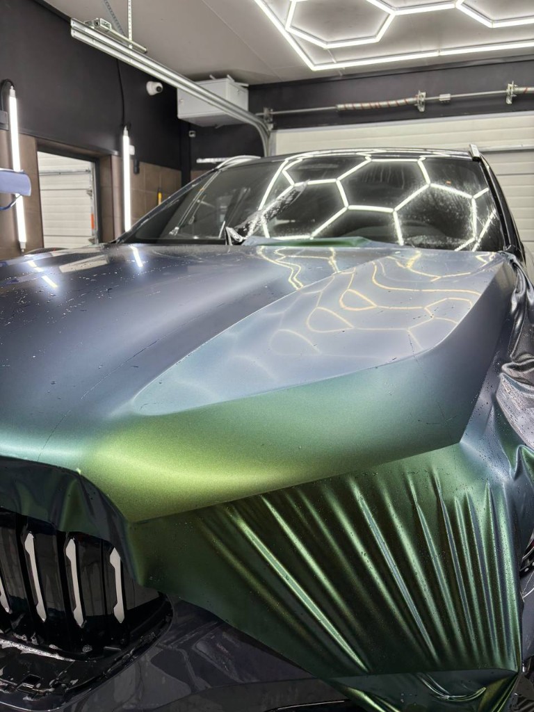 Процесс оклейки капота BMW плёнкой-хамелеоном