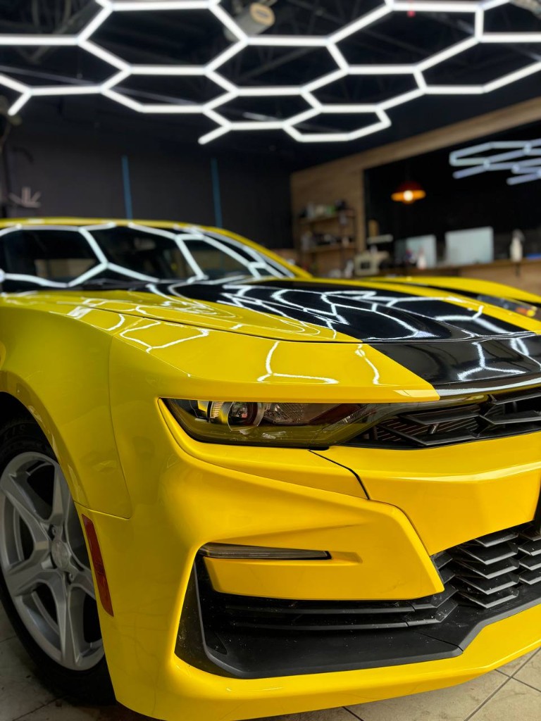 Chevrolet Camaro — передний 3/4, чёрные полосы на жёлтом глянце
