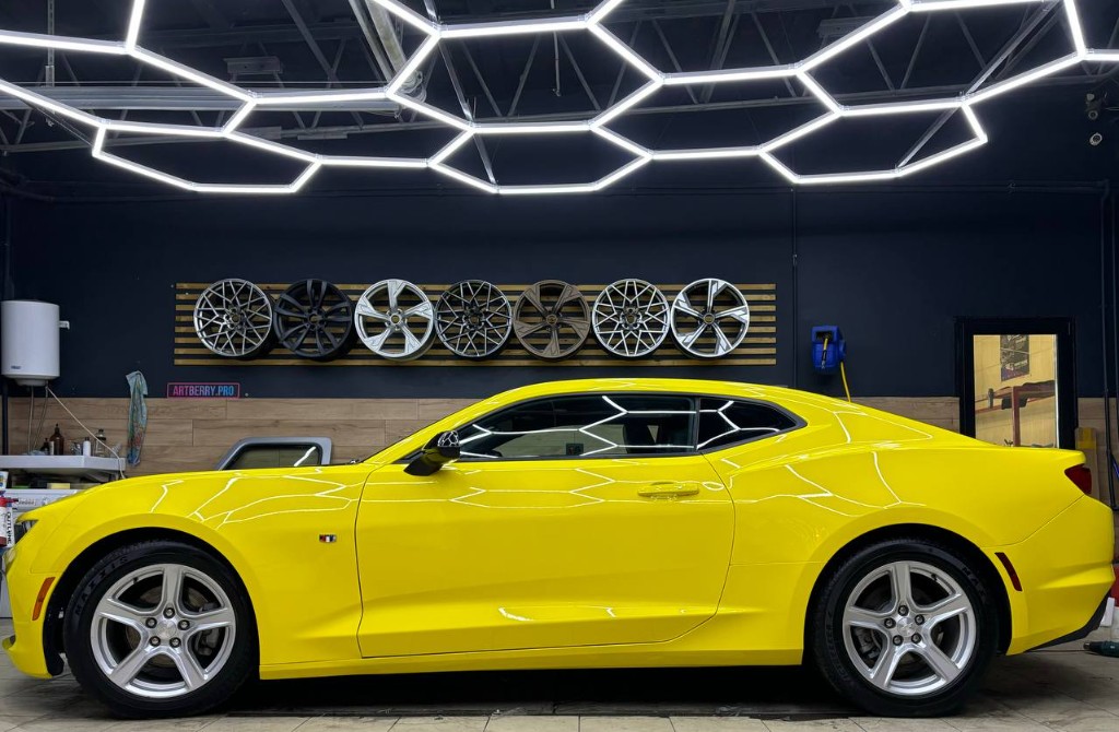 Chevrolet Camaro в жёлтом глянце — боковой профиль