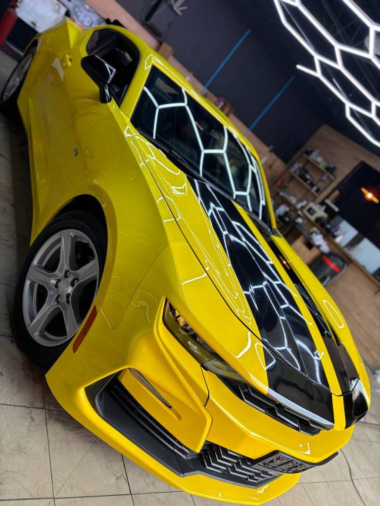 Chevrolet Camaro в жёлтом глянце — передний 3/4 в отражениях