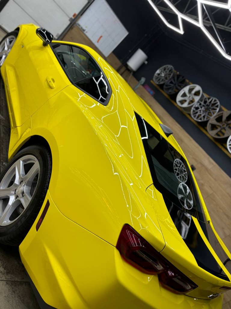Chevrolet Camaro — вид сзади сверху, Rally Stripes уходят на багажник