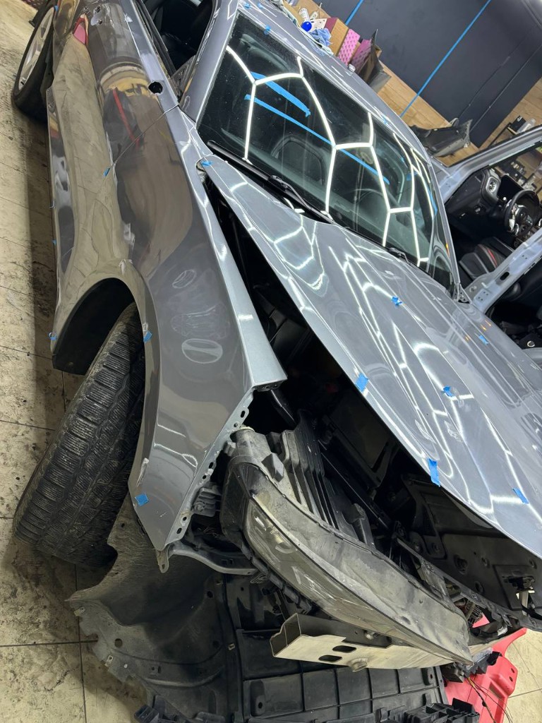 Chevrolet Camaro до оклейки — снятые бампер, крыло и капот