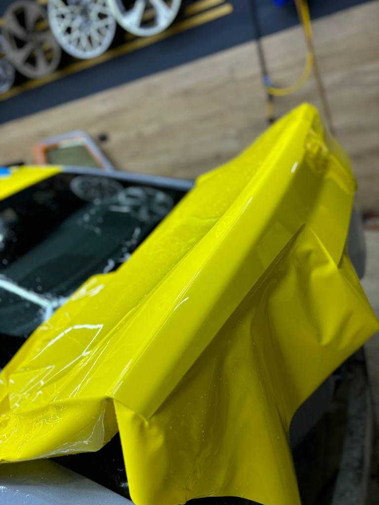 Оклейка переднего бампера Camaro жёлтой глянцевой плёнкой