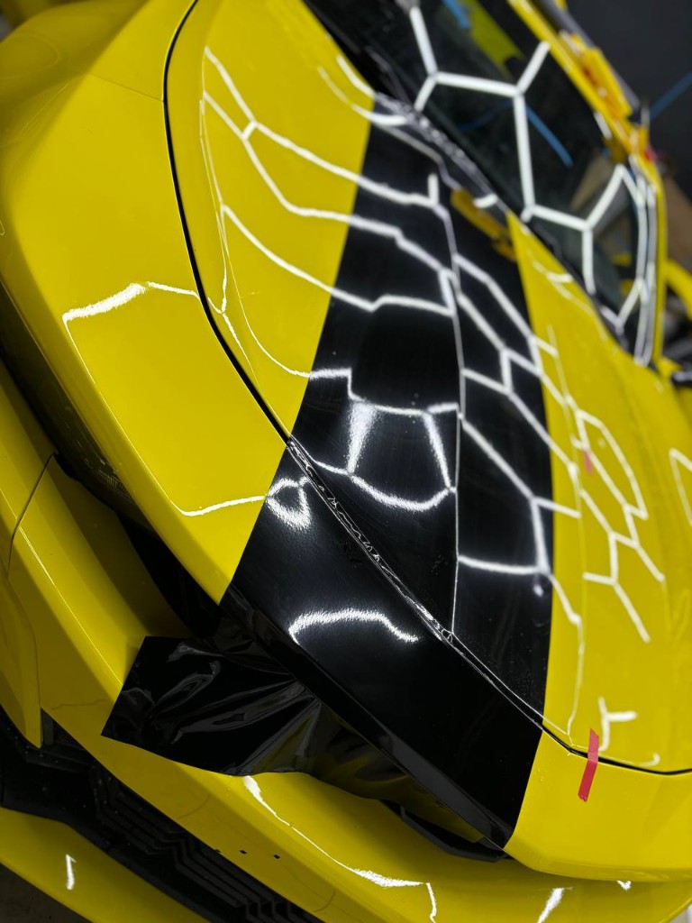 Наклеенная чёрная Rally-полоса по центру капота Camaro