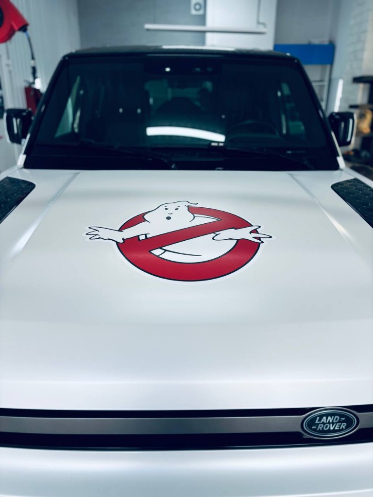Land Rover Defender — капот с логотипом Ghostbusters