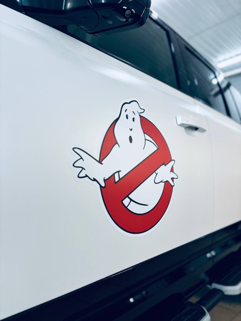 Ghostbusters лого на двери Defender крупным планом