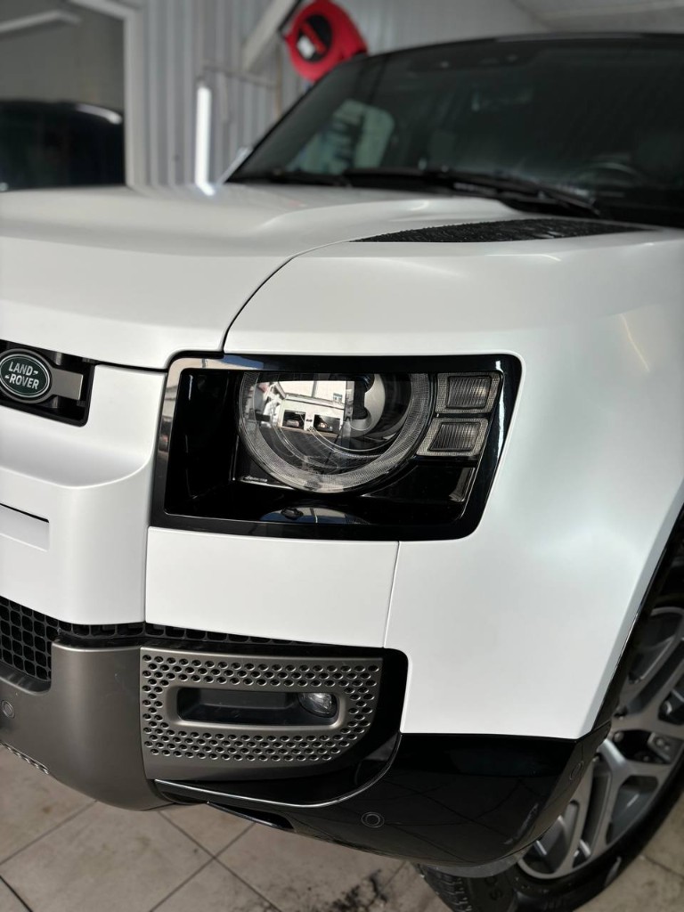 Land Rover Defender — фара крупным планом в белом сатине