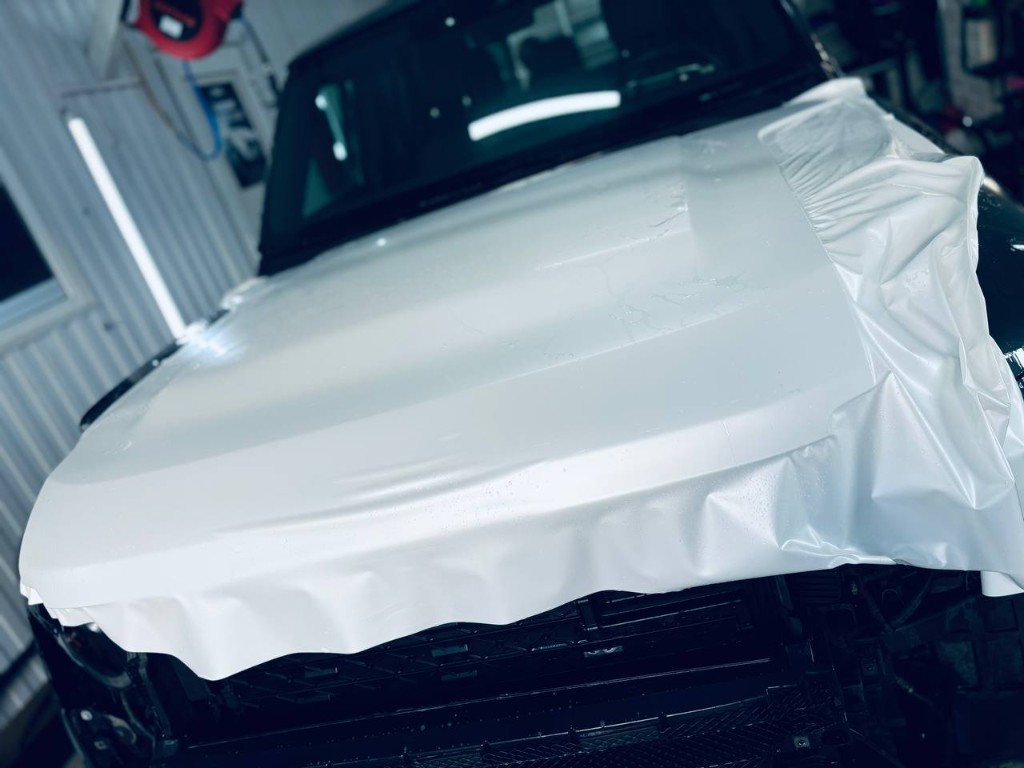 Оклейка капота Land Rover Defender белой сатиновой плёнкой